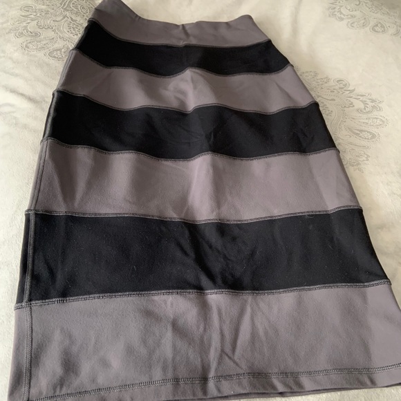 LuLu lemon yoga over skirt - Picture 2 of 4